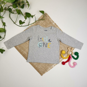 بلوز نوزادی پسرانه آستین بلند برند لوپیلو طرح نوشته دار سرشانه دکمه دار طوسی روشن رنگ