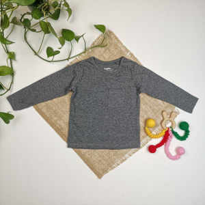 بلوز نوزادی پسرانه آستین بلند برند لوپیلو طرح جیب دار سرشانه دکمه دار طوسی تیره رنگ