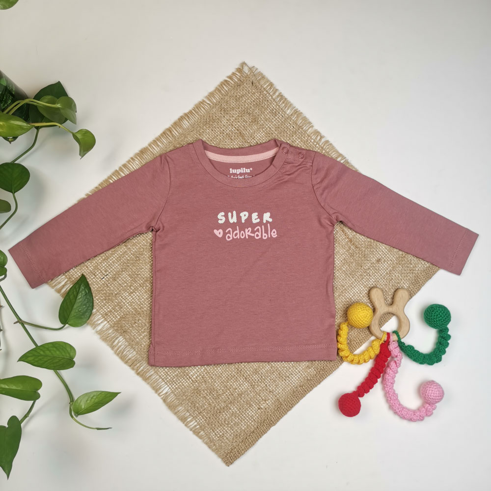 بلوز نوزادی دخترانه آستین بلند برند لوپیلو طرح نوشته دار سرشانه دکمه دار کالباسی تیره رنگ - 2 تا 6 ماه