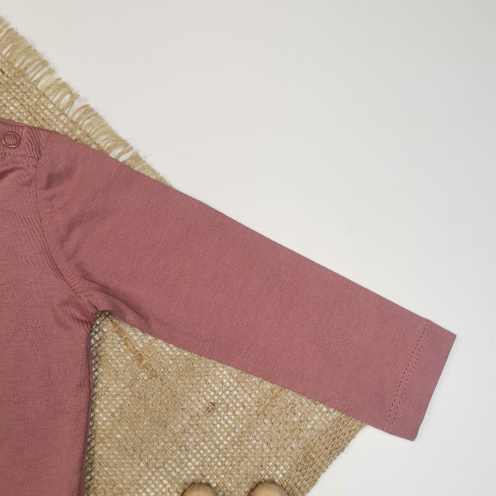 بلوز نوزادی دخترانه آستین بلند برند لوپیلو طرح نوشته دار سرشانه دکمه دار کالباسی تیره رنگ - 2 تا 6 ماه