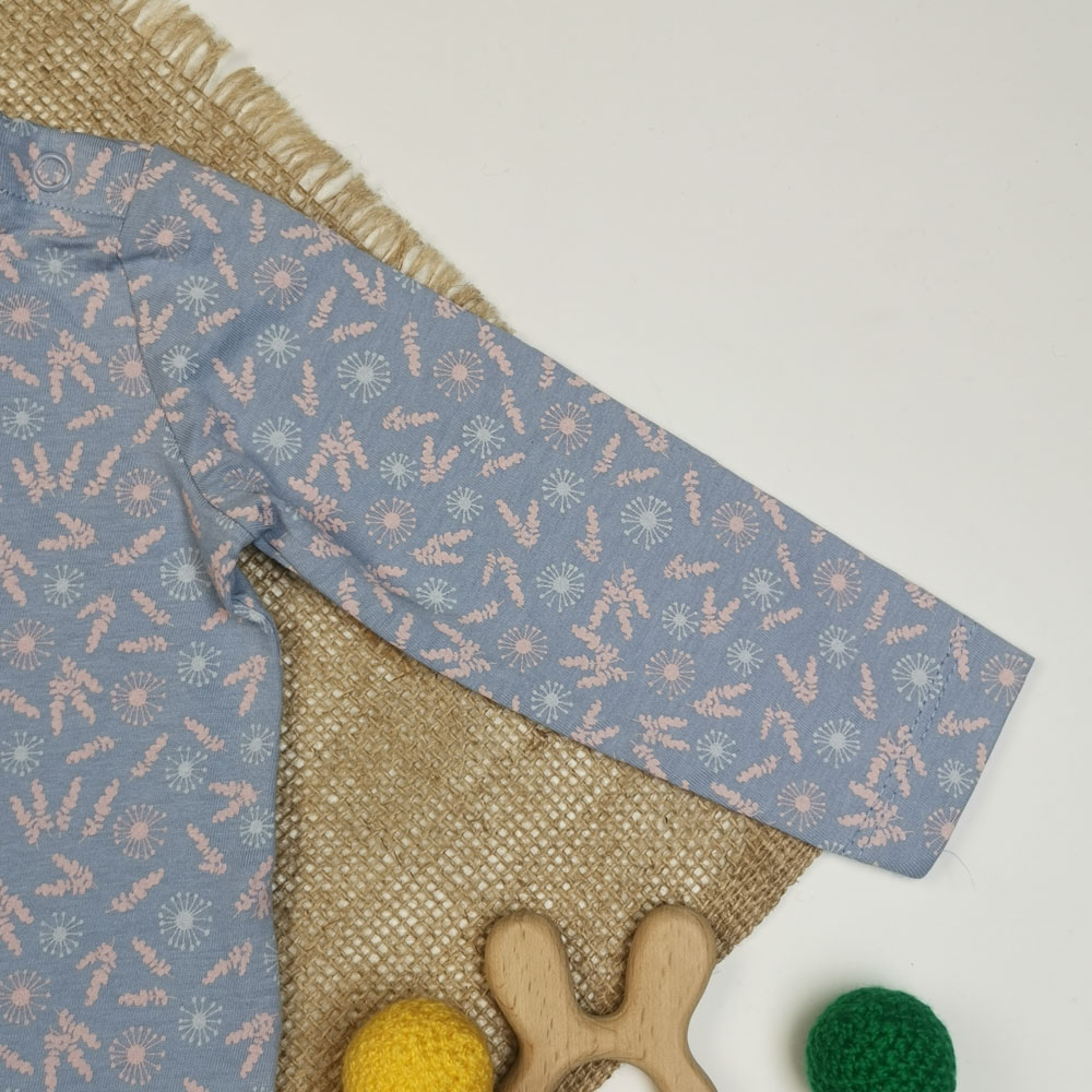 بلوز نوزادی دخترانه آستین بلند برند لوپیلو طرح گل سرشانه دکمه دار نیلی روشن رنگ - 2 تا 6 ماه