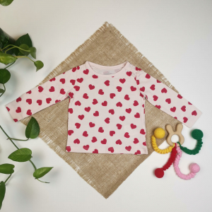 بلوز نوزادی دخترانه آستین بلند برند لوپیلو طرح قلبی سرشانه دکمه دار گلبهی رنگ - 2 تا 6 ماه