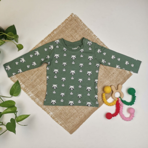 بلوز نوزادی پسرانه آستین بلند برند لوپیلو طرح راکون سرشانه دکمه دار سبز تیره رنگ - 2 تا 6 ماه