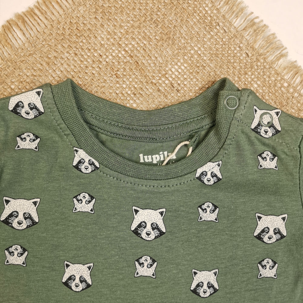 بلوز نوزادی پسرانه آستین بلند برند لوپیلو طرح راکون سرشانه دکمه دار سبز تیره رنگ - 2 تا 6 ماه