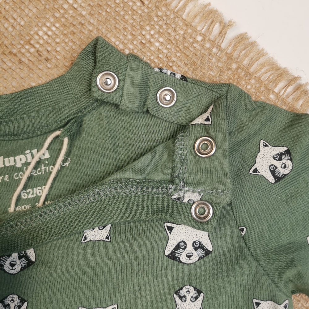 بلوز نوزادی پسرانه آستین بلند برند لوپیلو طرح راکون سرشانه دکمه دار سبز تیره رنگ - 2 تا 6 ماه