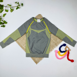 بلوز آستین بلند طرح اشکال خطوط یقه گرد طوسی رنگ - 4 تا 6 سال