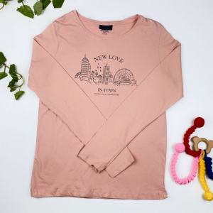 بلوز دخترانه آستین بلند طرح متن لاتین یقه گرد اجری رنگ - 10 تا 12 سال