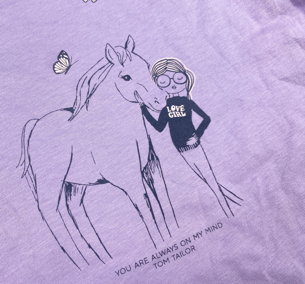 بلوز دخترانه آستین بلند طرح اسب و دختر یقه گرد یاسی رنگ - 2 تا 3 سال