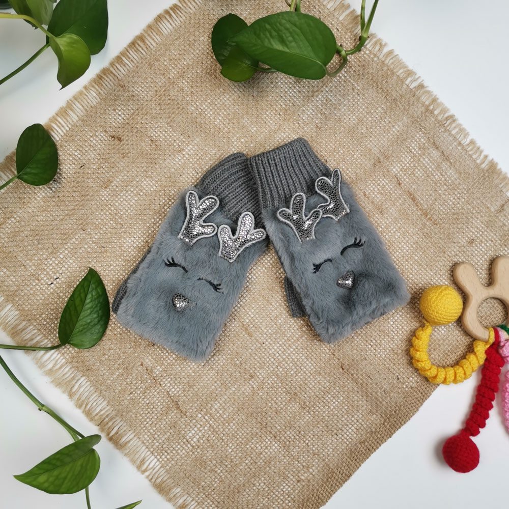 دستکش بافت دخترانه طرح گوزن نیم انگشتی طوسی تیره رنگ - فری سایز