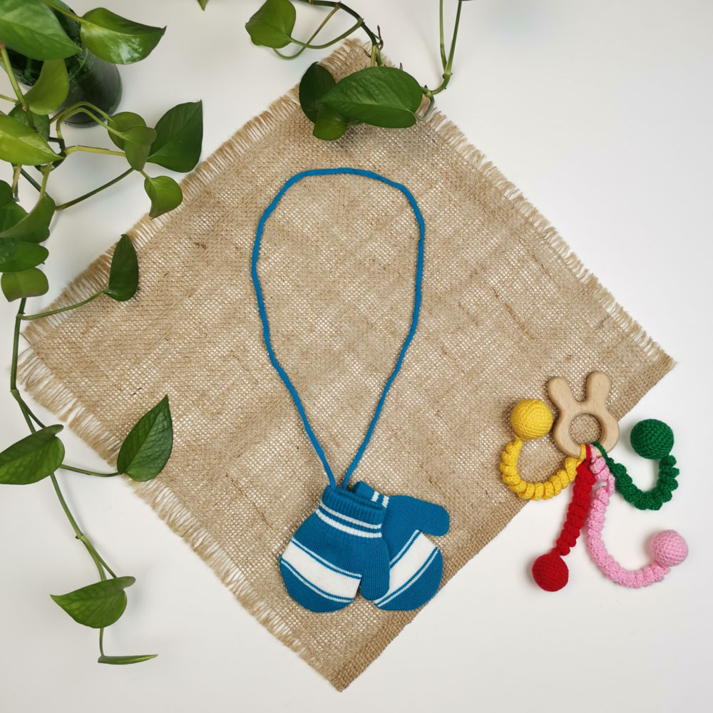 دستکش بافت نوزادی پسرانه طرح راه راه شصتی بند دار آبی رنگ - 6 تا 12 ماه