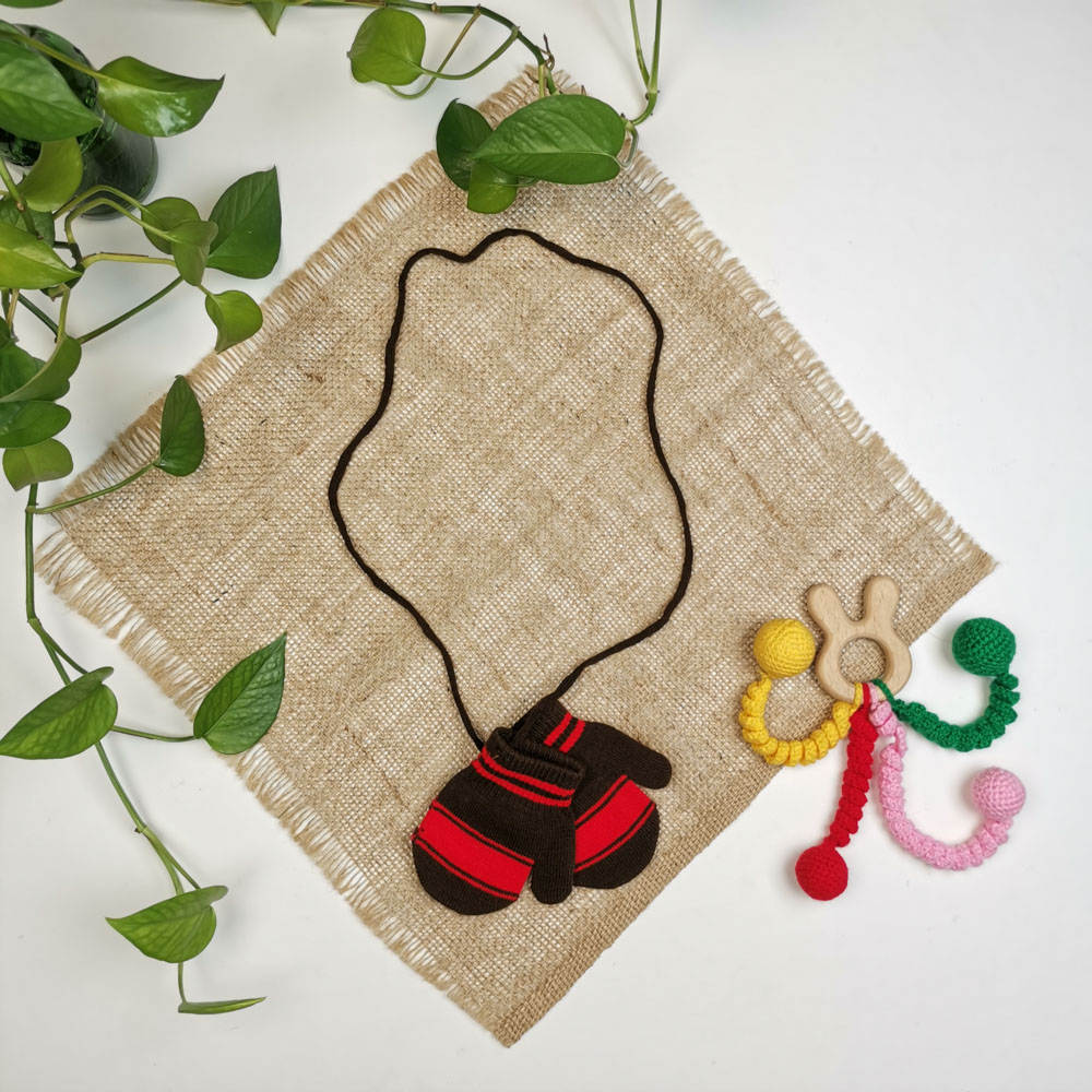 دستکش بافت نوزادی پسرانه طرح راه راه شصتی بند دار قهوه ای رنگ - 6 تا 12 ماه