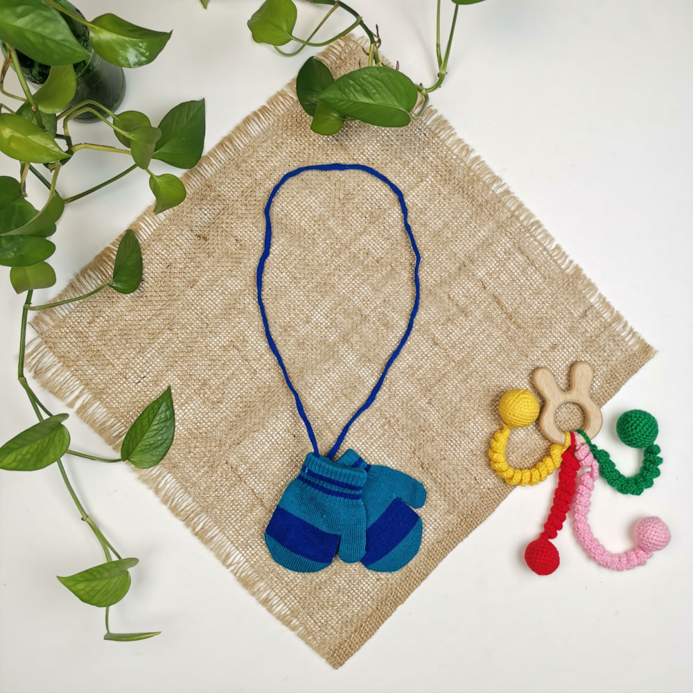 دستکش بافت نوزادی پسرانه طرح راه راه شصتی بند دار آبی رنگ - 6 تا 12 ماه