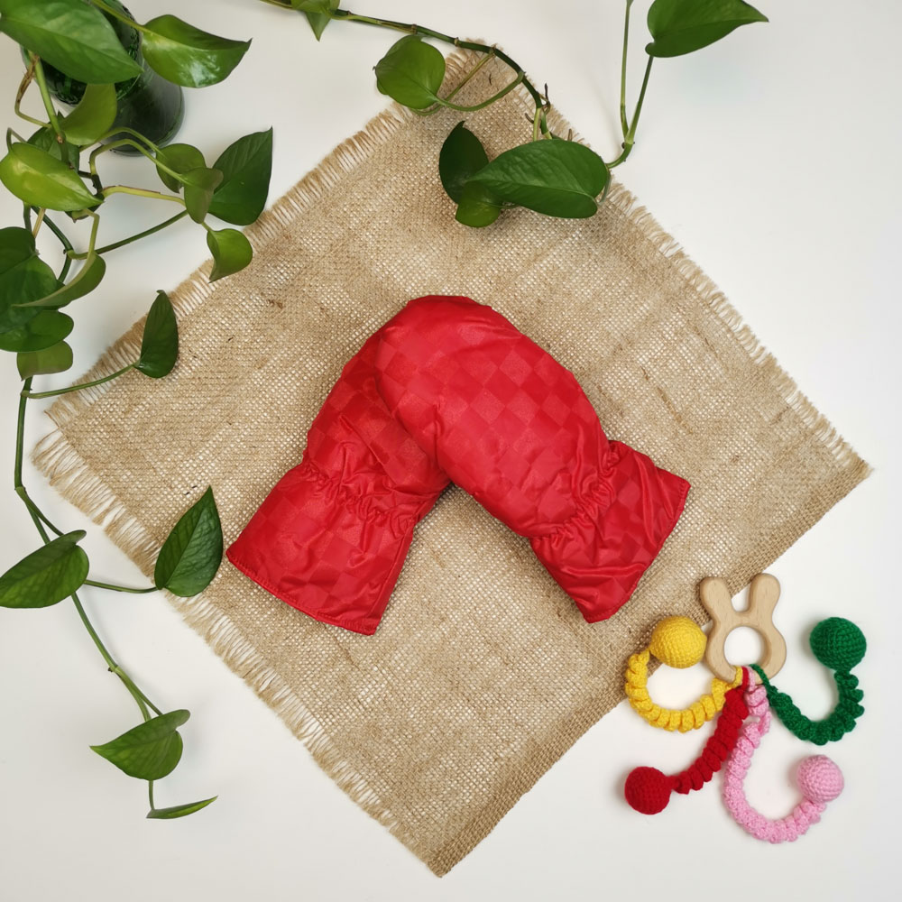 دستکش دخترانه طرح چهارخونه شصتی قرمز رنگ - 6 تا 8 سال