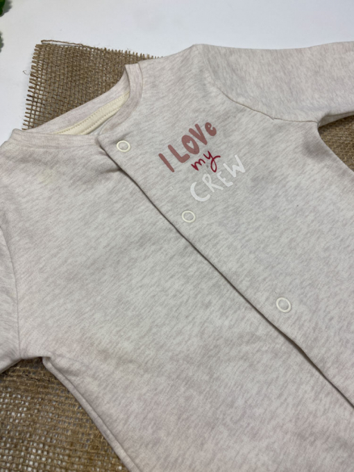 ایراد دار _ سرهمی نوزادی آستین بلند طرح ساده طرح نوشته دارد جلودکمه جورابی کرمی رنگ  - 6 تا 9 ماه