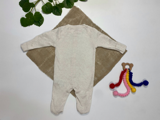 ایراد دار _ سرهمی نوزادی آستین بلند طرح ساده طرح نوشته دارد جلودکمه جورابی کرمی رنگ  - 6 تا 9 ماه