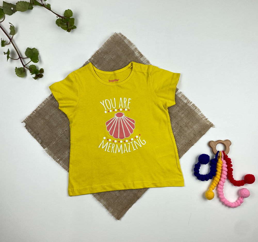 تیشرت نوزادی دخترانه آستین کوتاه برند لوپیلو طرح یقه گرد دکمه دار متن لاتین گل زرد رنگ - 12 تا 24 ماه