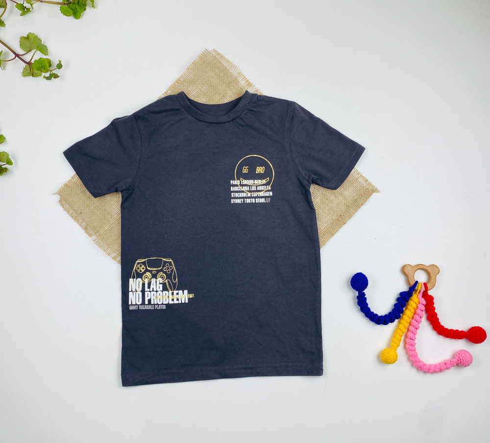 تیشرت پسرانه آستین کوتاه طرح یقه گرد دایره متن لاتین نوک مدادی رنگ