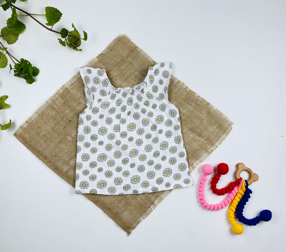 تاپ نوزادی آستین کوتاه برند لوپیلو طرح یقه دلبری گل گلی سفید رنگ