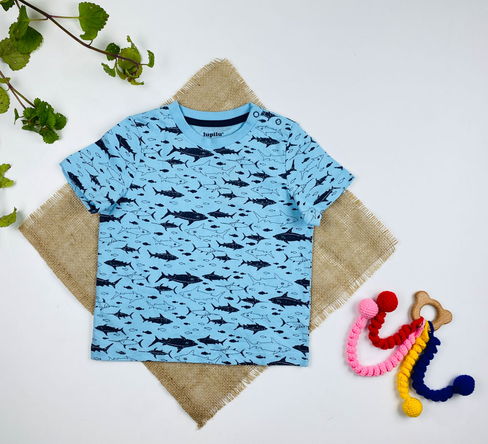 تیشرت نوزادی آستین کوتاه برند لوپیلو طرح یقه گرد دکمه دار ماهی ها آبی آسمانی رنگ - 12 تا 24 ماه