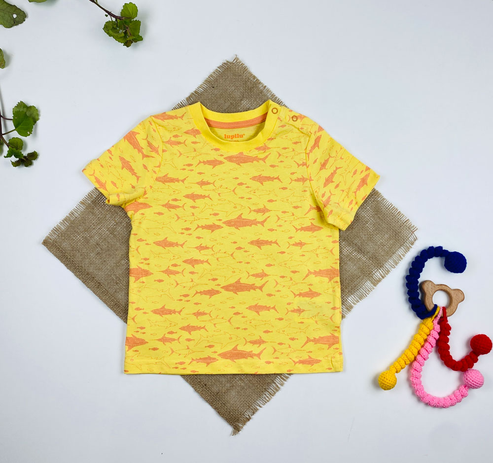تیشرت نوزادی آستین کوتاه برند لوپیلو طرح یقه گرددکمه دار ماهی ها زرد رنگ - 12 تا 24 ماه