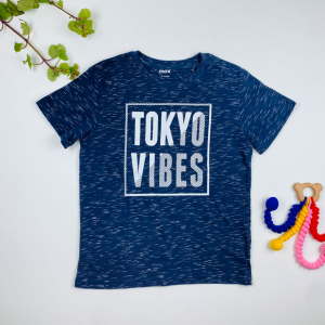 تیشرت پسرانه آستین کوتاه طرح یقه گرد نوشته لاتین سرمه ای رنگ - 9 تا 10 سال