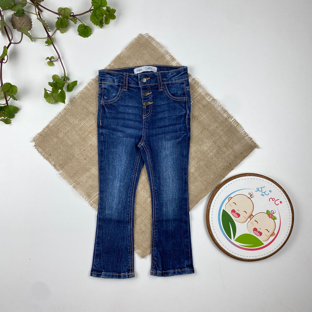 شلوار جین نوزادی دخترانه آستین دمپا برند زارا طرح جیب دار سه دکمه ای سرمه ای رنگ