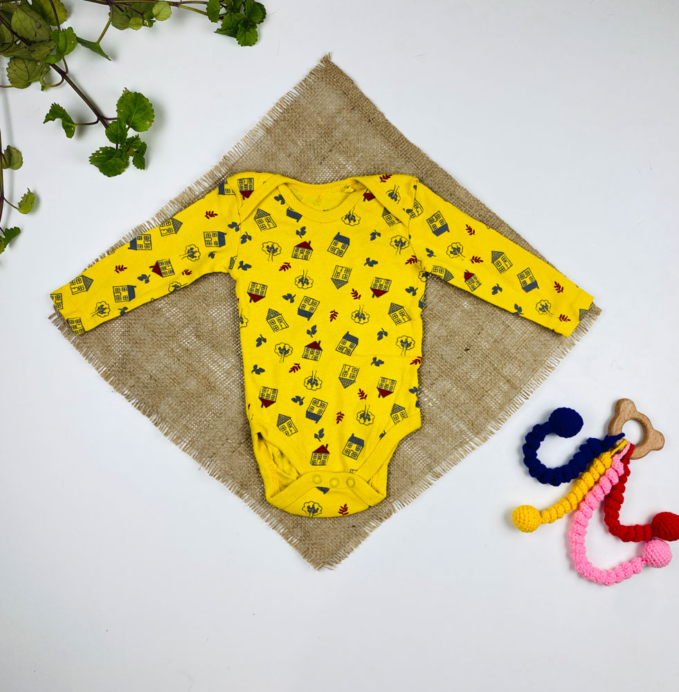بادی نوزادی آستین بلند برند لوپیلو طرح خونه و درخت یقه گرد زرد رنگ