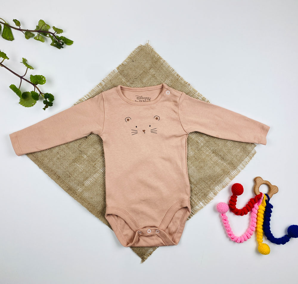 بادی نوزادی آستین بلند طرح پیشی یقه گرد جلو بسته نسکافه ای رنگ - 6 تا 9 ماه