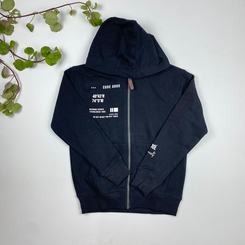 سویشرت پسرانه آستین بلند طرح متن لاتین جلو زیپ دار کلاه دار مشکی رنگ - 8 تا 10 سال