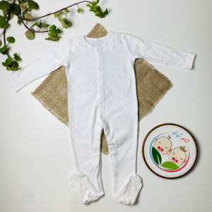 سرهمی نوزادی آستین بلند طرح ساده جلو دکمه استوک دار سفید رنگ - 6 تا 9 ماه