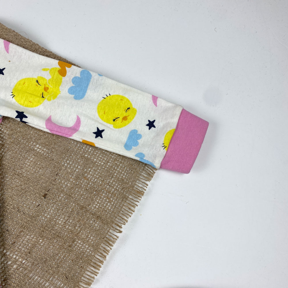 سرهمی نوزادی آستین بلند طرح جوجه و ماه و ابر بدون جوراب جلو دکمه ای سفید رنگ - 2 تا 6 ماه