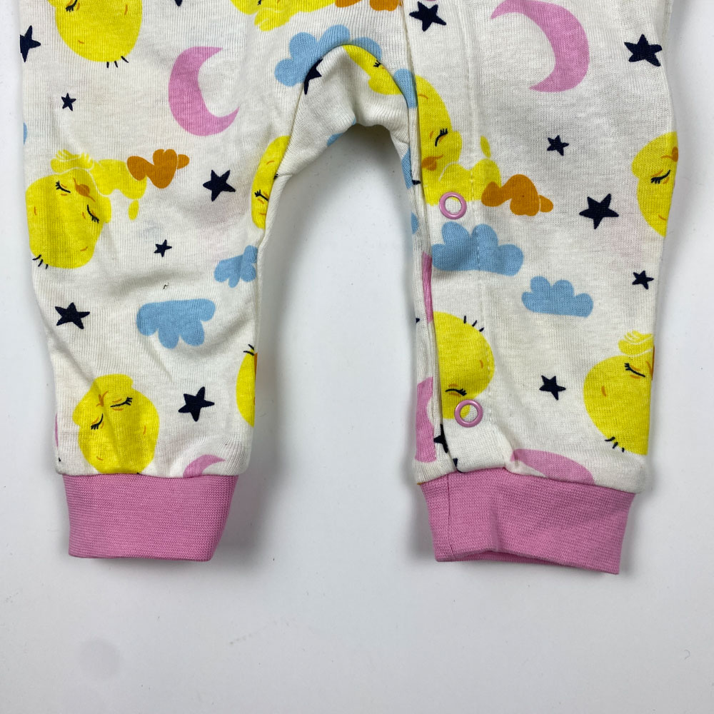 سرهمی نوزادی آستین بلند طرح جوجه و ماه و ابر بدون جوراب جلو دکمه ای سفید رنگ - 2 تا 6 ماه