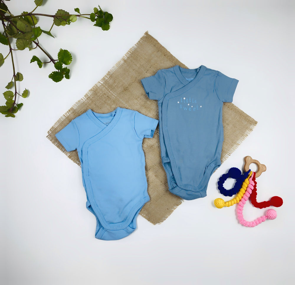 ست دو عددی بادی نوزادی آستین کوتاه برند لوپیلو طرح متن لاتین مدل چپ دکمه ای آبی آسمانی رنگ - 0 تا 2 ماه