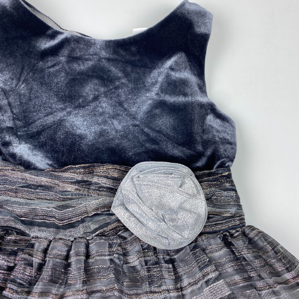 پیراهن دخترانه آستین حلقه ای طرح کمر گل دار یقه گرد نقره ای رنگ - 8 تا 10 سال