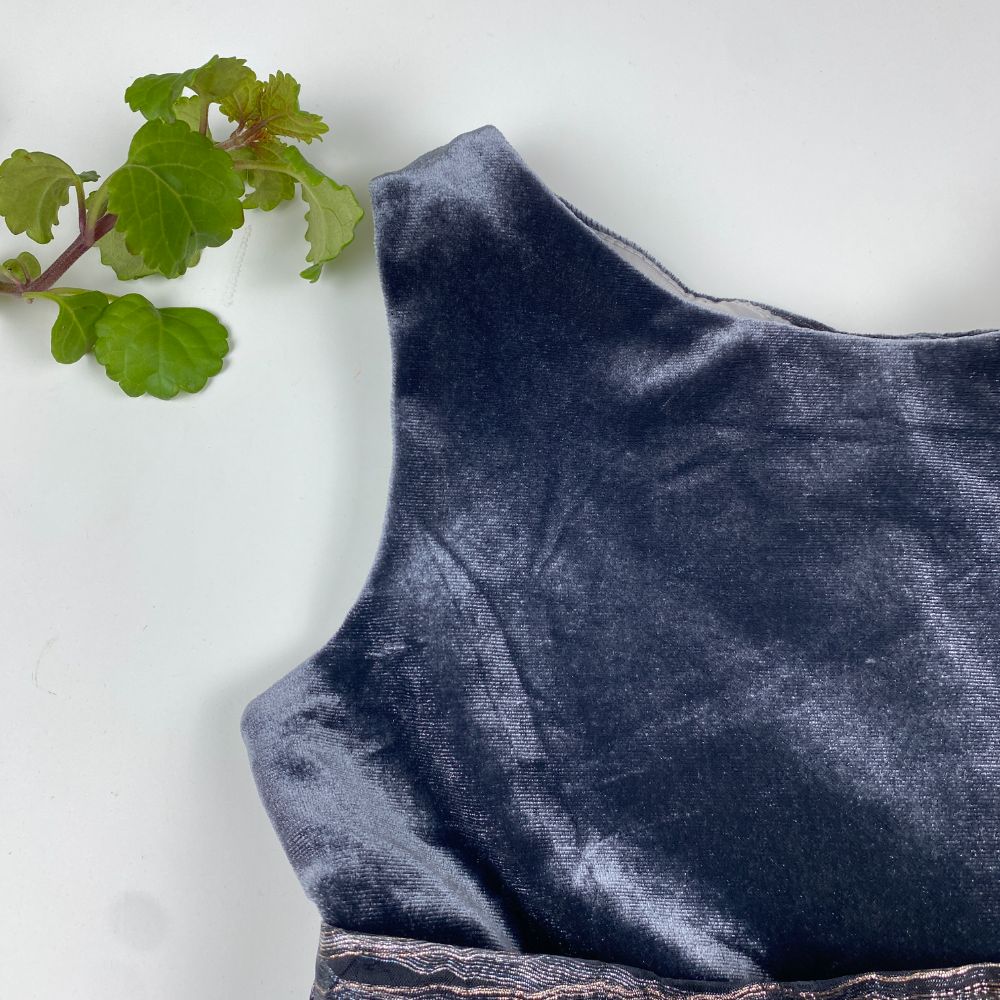 پیراهن دخترانه آستین حلقه ای طرح کمر گل دار یقه گرد نقره ای رنگ - 8 تا 10 سال