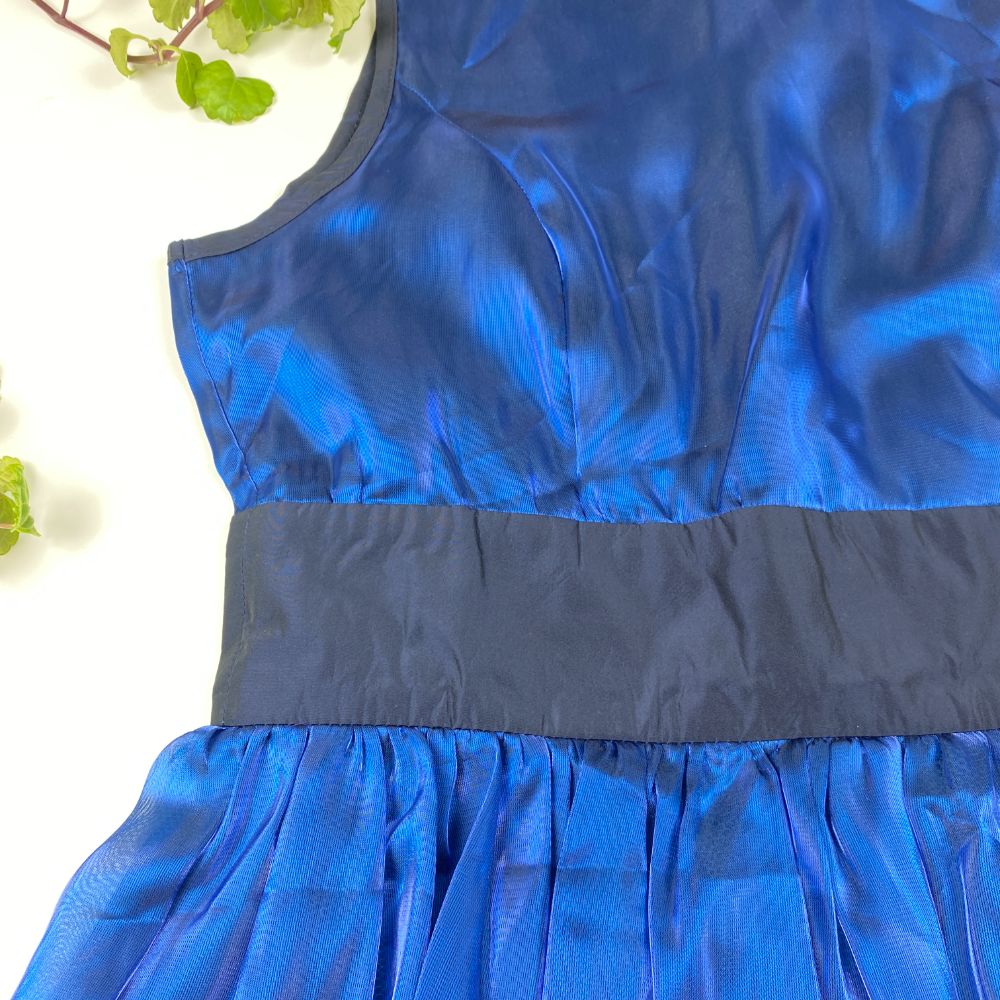 پیراهن دخترانه آستین حلقه ای طرح کمربند سرمه ای یقه گرد آبی کاربنی رنگ