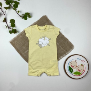 رامپر نوزادی آستین کوتاه برند لوپیلو طرح طرح گوسفند بع بعی یقه گرد دو دکمه ای زرد رنگ - 6 تا 9 ماه