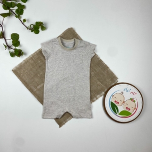 رامپر نوزادی اسپرت آستین کوتاه برند لوپیلو طرح جیب دار یقه گرد دو دکمه ای خاکی رنگ