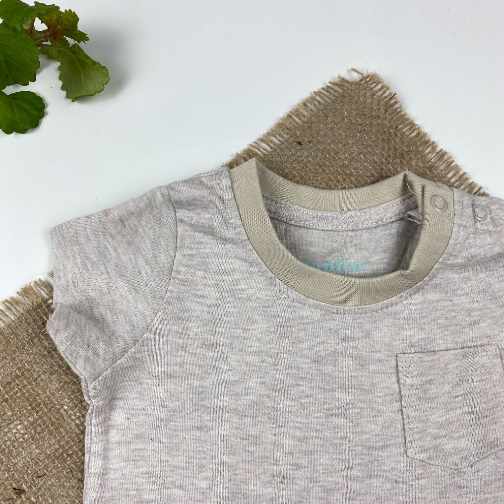 رامپر نوزادی اسپرت آستین کوتاه برند لوپیلو طرح جیب دار یقه گرد دو دکمه ای خاکی رنگ