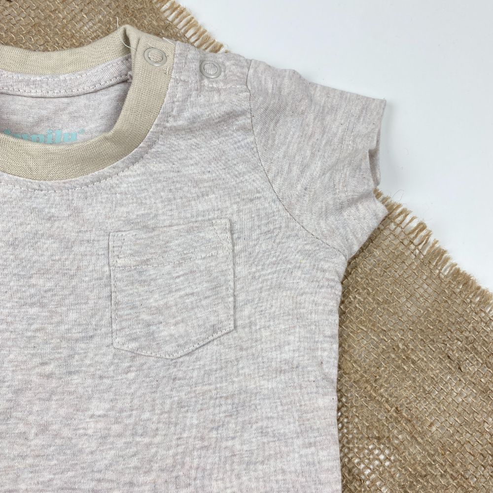 رامپر نوزادی اسپرت آستین کوتاه برند لوپیلو طرح جیب دار یقه گرد دو دکمه ای خاکی رنگ