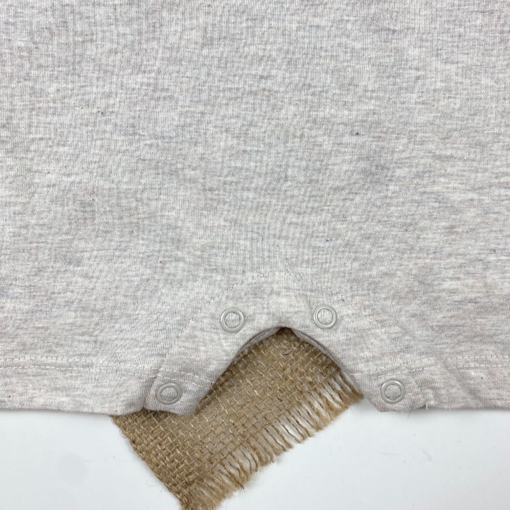 رامپر نوزادی اسپرت آستین کوتاه برند لوپیلو طرح جیب دار یقه گرد دو دکمه ای خاکی رنگ