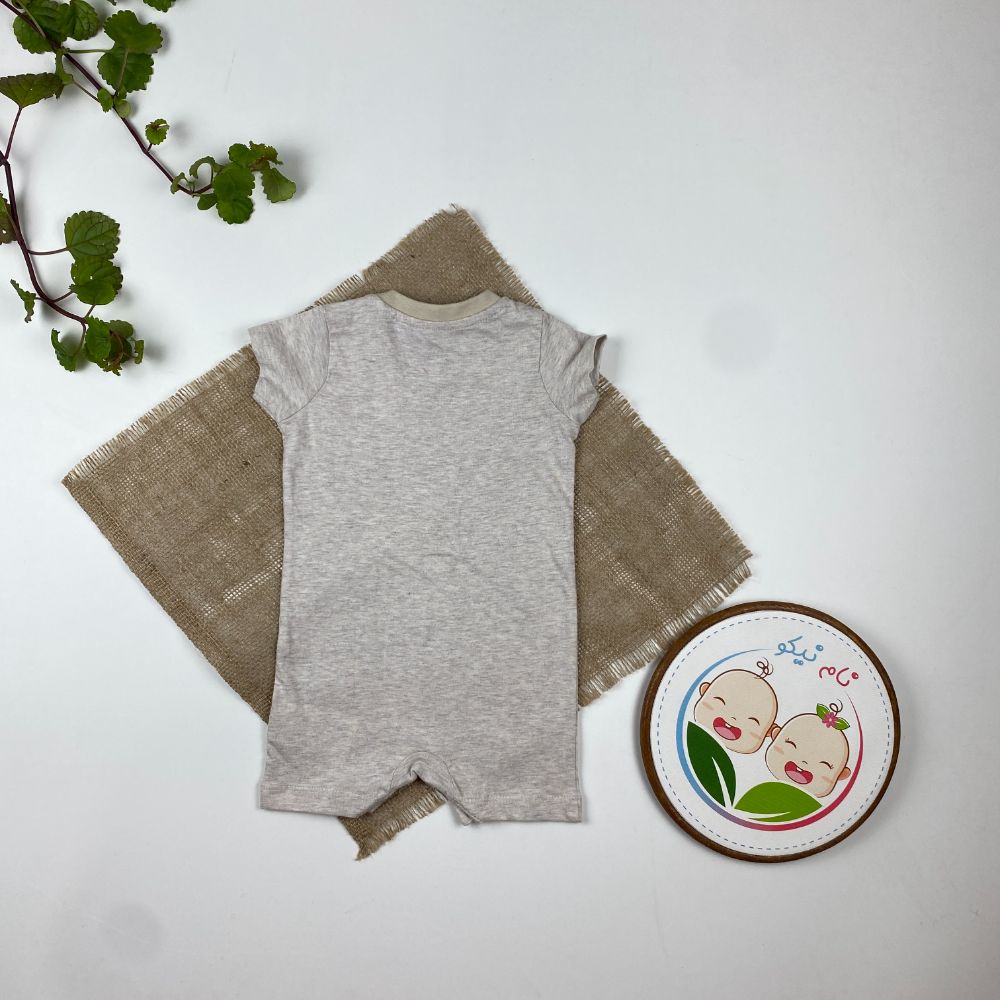 رامپر نوزادی اسپرت آستین کوتاه برند لوپیلو طرح جیب دار یقه گرد دو دکمه ای خاکی رنگ