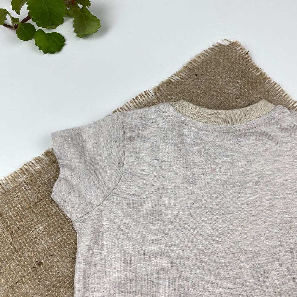 رامپر نوزادی اسپرت آستین کوتاه برند لوپیلو طرح جیب دار یقه گرد دو دکمه ای خاکی رنگ