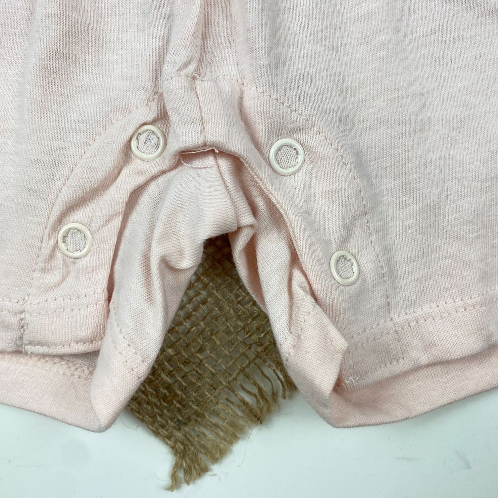 رامپر نوزادی دخترانه آستین حلقه ای برند لوپیلو طرح گل استین پرپری صورتی کمرنگ