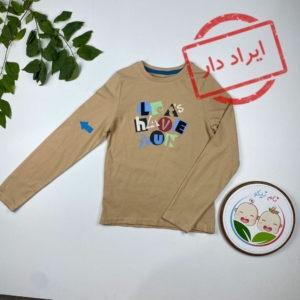 ایراد دار _ بلوز پسرانه آستین بلند طرح حروف های لاتین یقه گرد نسکافه ای رنگ - 6 تا 8 سال