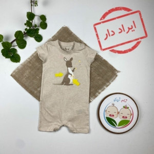 ایراد دار _ رامپر نوزادی آستین کوتاه طرح کانگرو یقه گرد دو دکمه ای خاکی رنگ - 6 تا 12 ماه